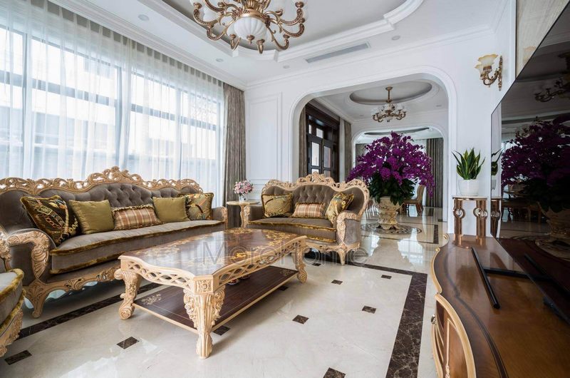 Sofa bọc nỉ nhung màu nâu sậm khung sơn vàng, đường nét phong cách tân cổ điển là ý tưởng hoàn hảo cho không gian phòng khách